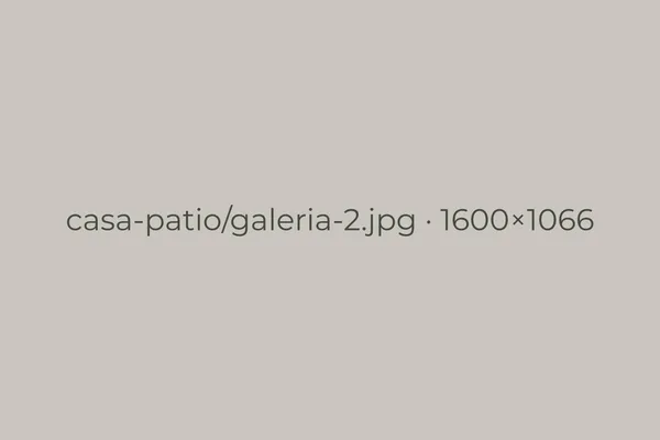 Salón con grandes ventanales abiertos al patio