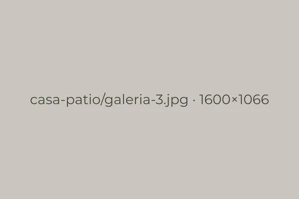 Escalera de hormigón visto iluminada por un lucernario